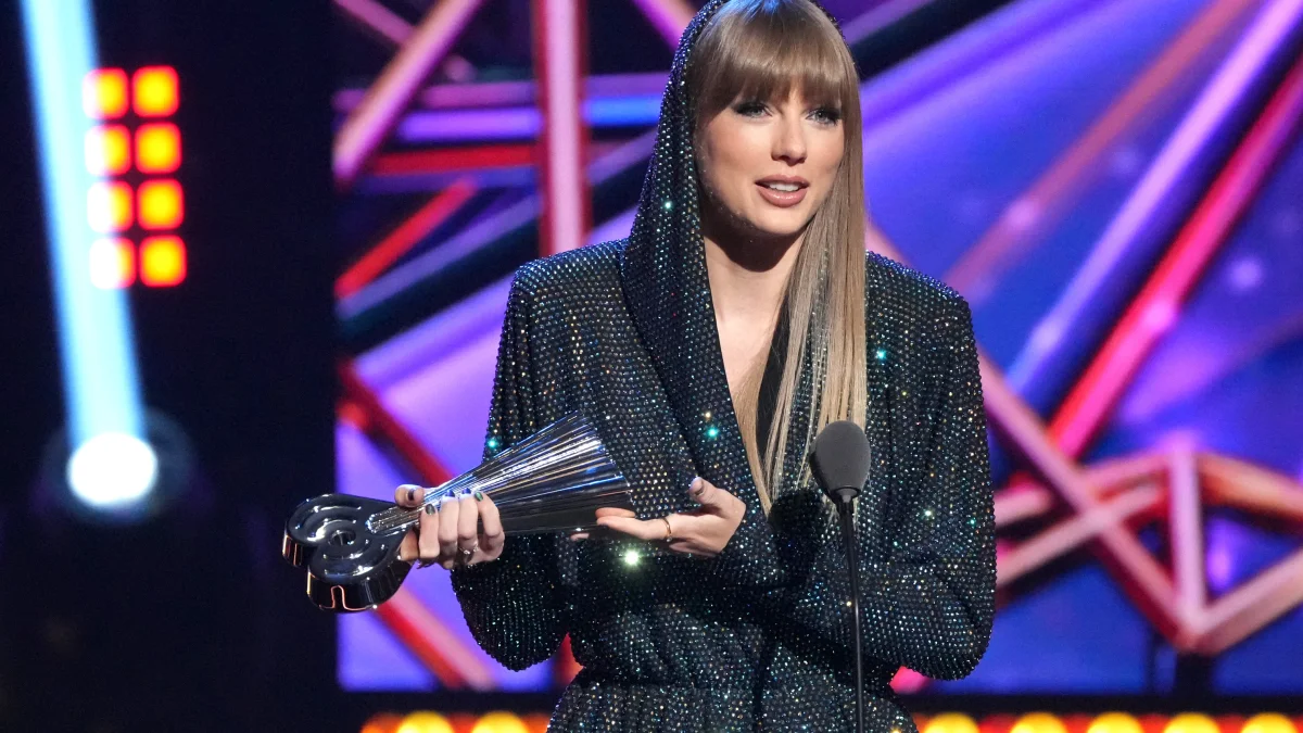 Taylor Swift Is Bejeweled in Look at iHeartRadio Music Awards 2023